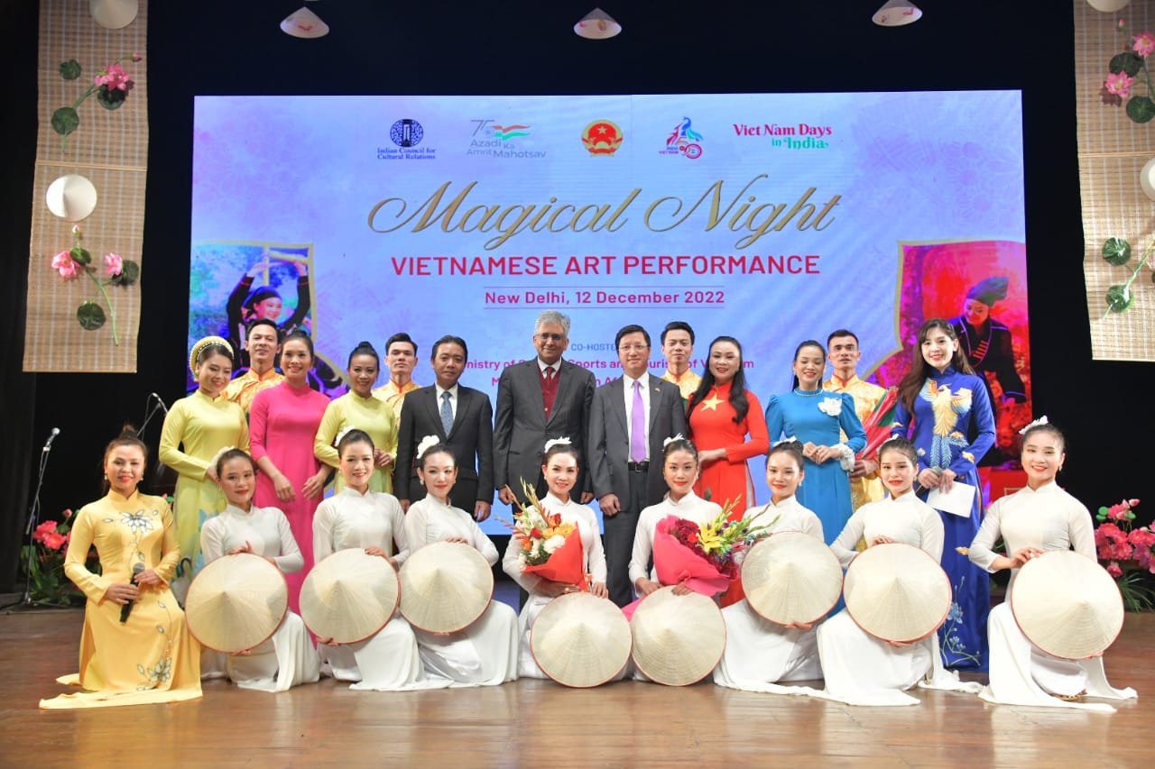 Thứ trưởng Bộ Văn hóa, Thể thao và Du lịch Hoàng Đạo Cương và Đại sứ Việt Nam tại Ấn Độ Nguyễn Thanh Hải chụp ảnh cùng các nghệ sĩ